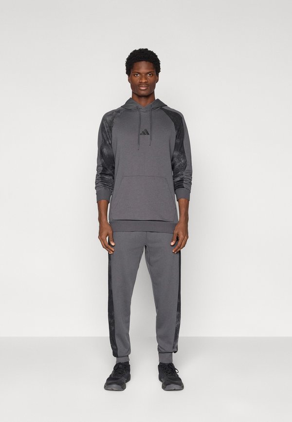 adidas Sportswear CAMO