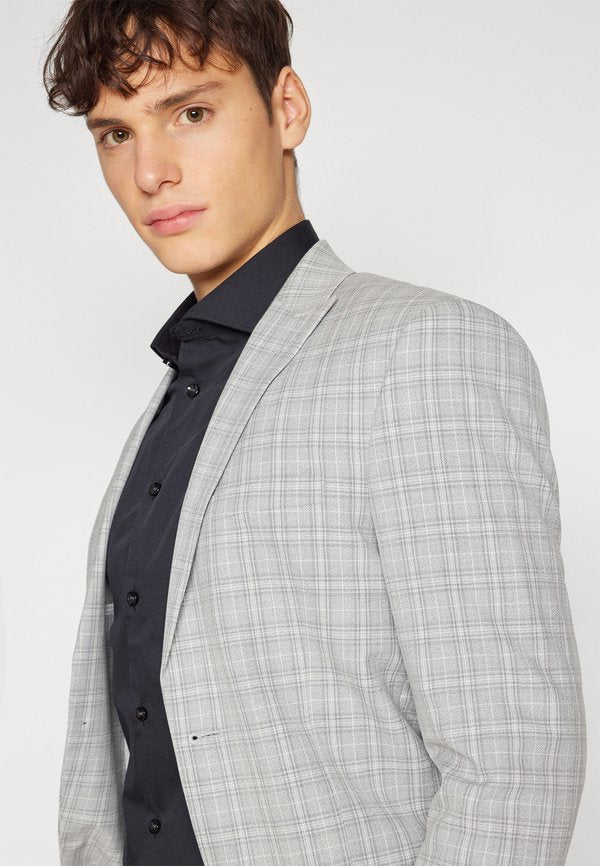 Isaac Dewhirst THE FASHION PEAK SUIT