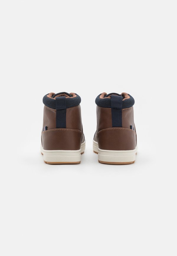 Pier One by Zalando