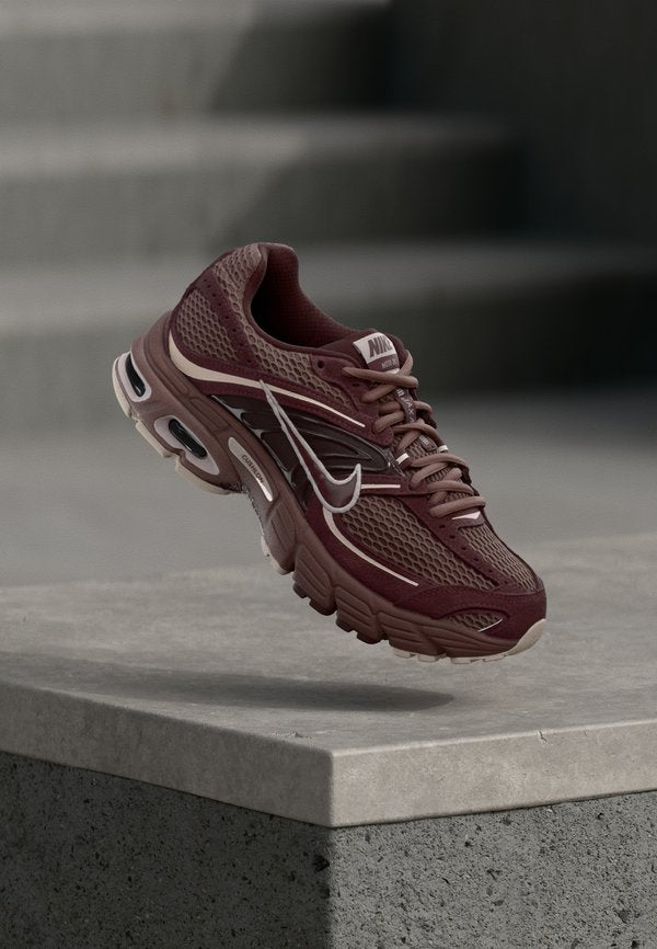 Nike Sportswear AIR MAX MOTO 2K SE - Trainers - tattoo/burgundy crush/platinum-coloured violet