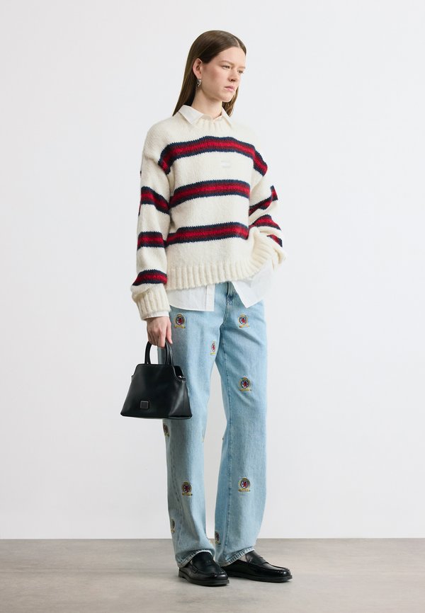 Tommy Jeans EMBROIDERY MID RISE SLIM STRAIGHT LEG JEANS