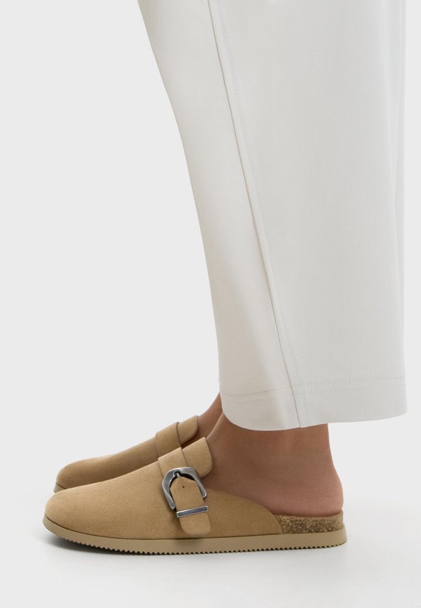 Bershka BUCKLED - Mules - sand