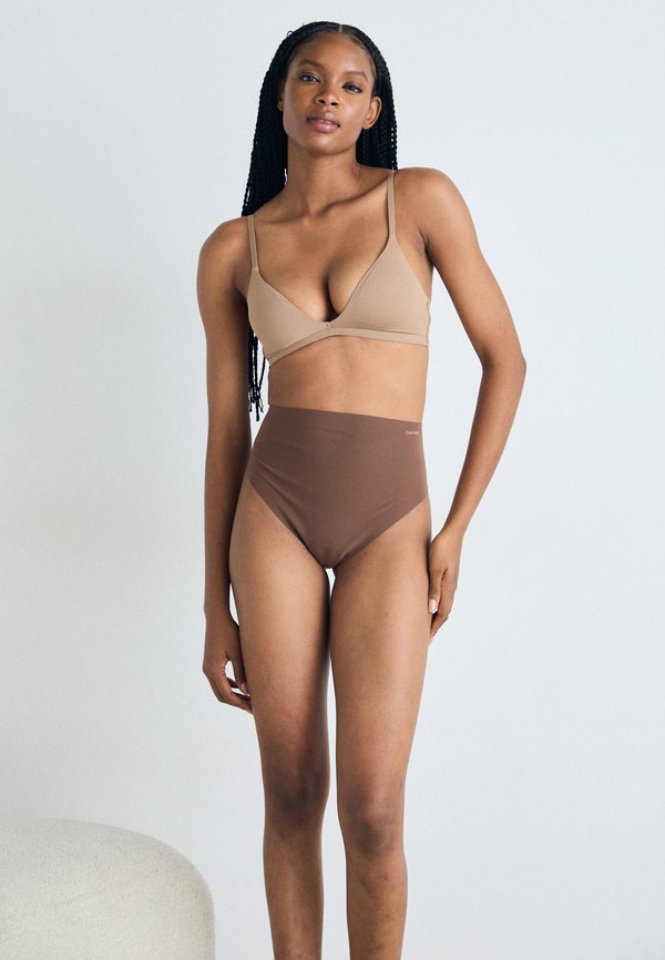 Calvin Klein Underwear SHAPEWEAR SCULPTED FIRM THONG STAY PUT