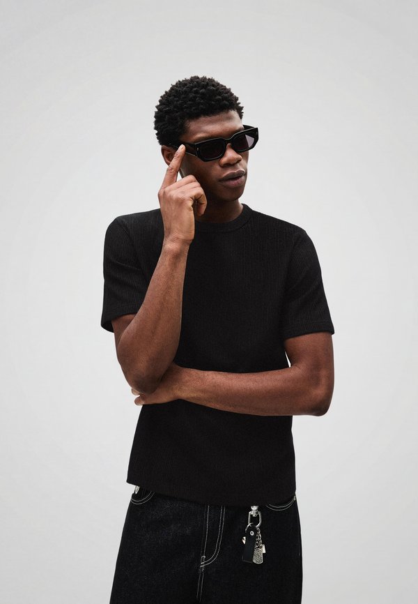 Bershka TEXTURED SHORT SLEEVE - T-SHIRT - Basic T-shirt - black