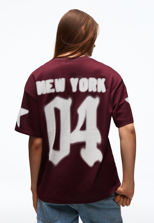 Bershka OVERSIZE FOOTBALL PRINT - T-SHIRT - Print T-shirt - dark red