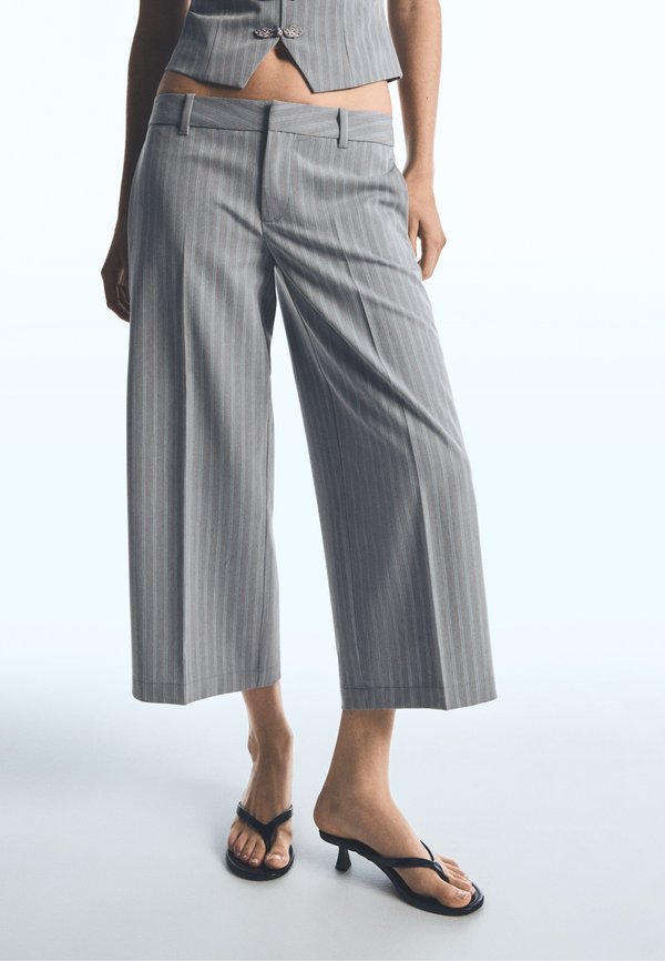 Bershka STRAIGHT CAPRI TROUSERS - TROUSERS - Trousers - grey