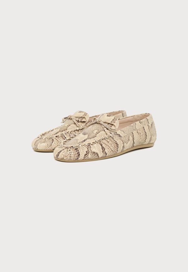 Stuart Weitzman BRITT BOW LOAFER