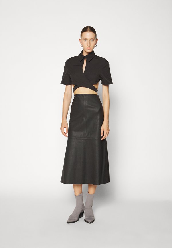 Han Kjøbenhavn  CROPPED WRAP SHIRT