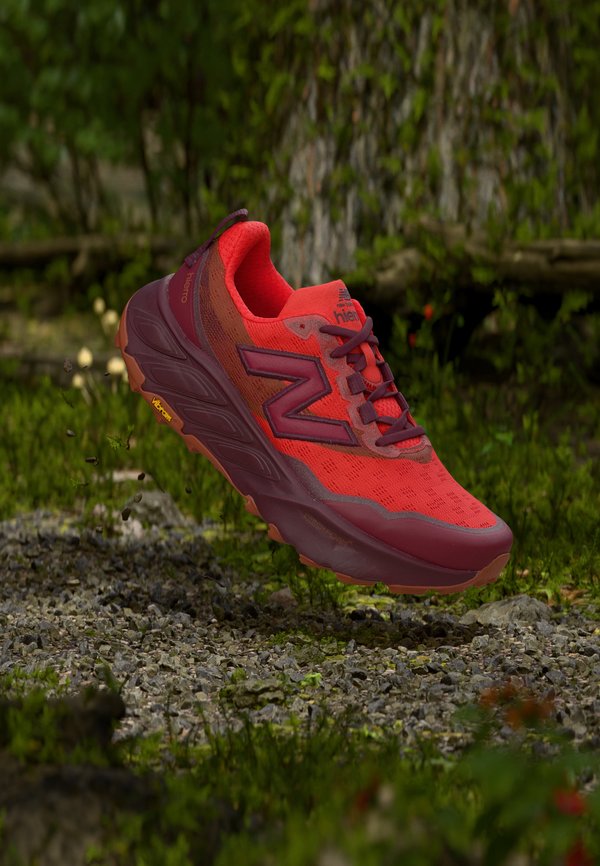 New Balance HIERRO V9 - Trail running shoes - neo flame/mulled wine