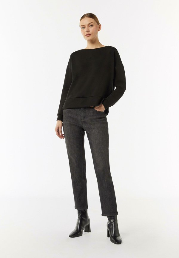 comma casual identity