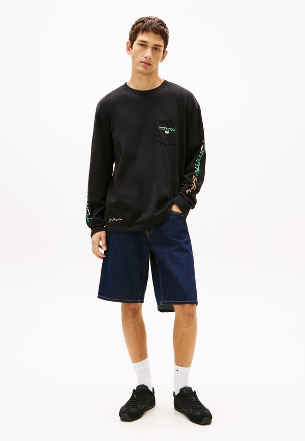 Tommy Jeans PATCH POCKET RELAXED LONG SLEEVE T-SHIRT