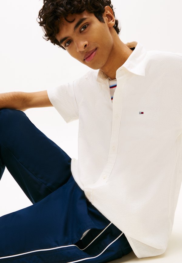 Tommy Jeans REGULAR FIT SEERSUCKER SHORT SLEEVE SHIRT