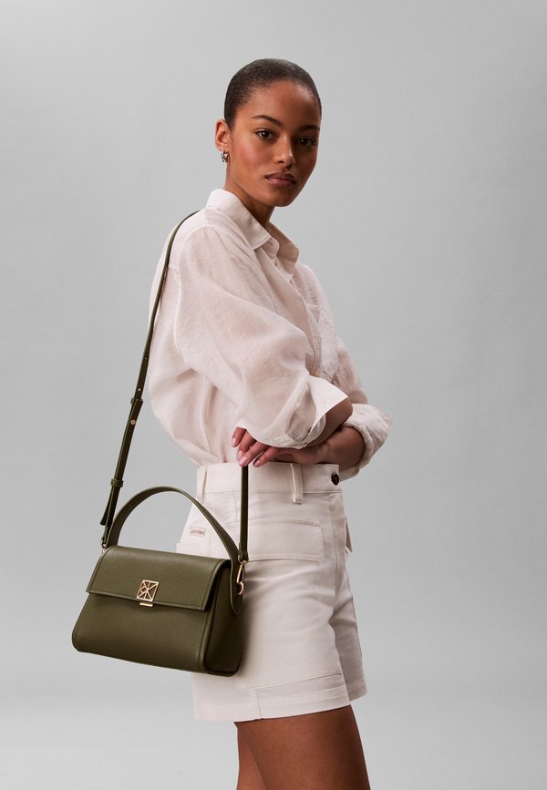 Calvin Klein EMBLEM HW PEBBLE SHOULDER BAG 25 - Handbag - olive