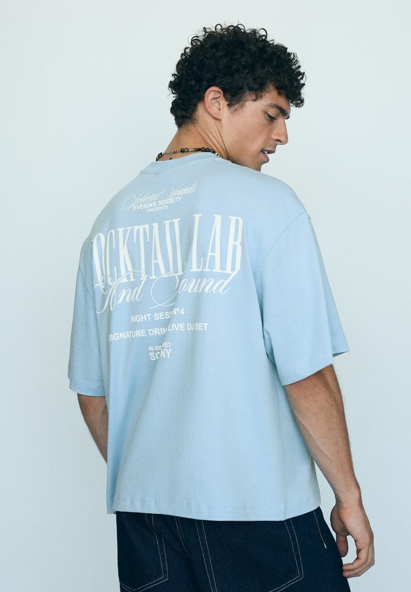 Bershka SHORT SLEEVE BOXY-FIT - PRINT T-SHIRT - Print T-shirt - light blue