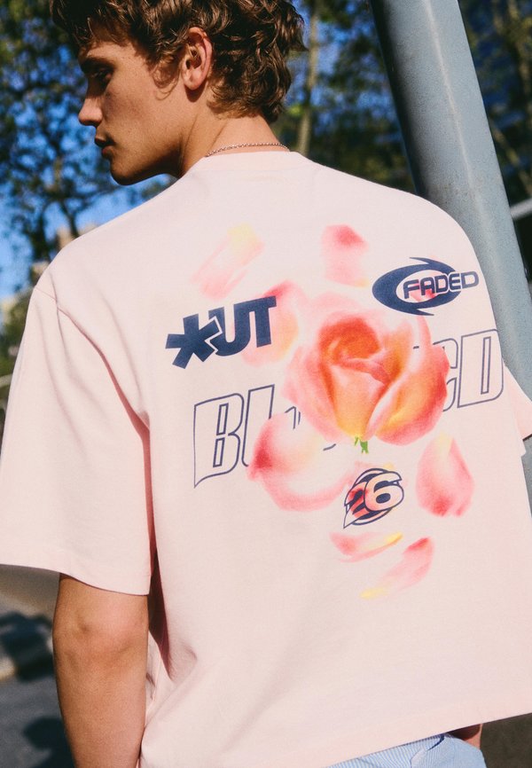 Bershka BOXY FIT PRINT T-SHIRT - Print T-shirt - light pink