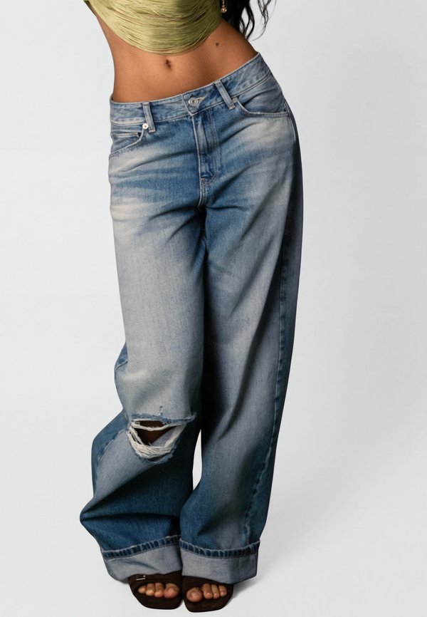 Bershka BALLOON JEANS WITH BACK BUCKLE 02057054 - Relaxed fit jeans - light blue