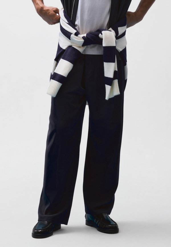 Bershka SUPER DARTED - Trousers - royal blue