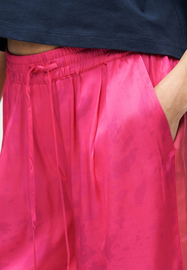 lala Berlin SARI