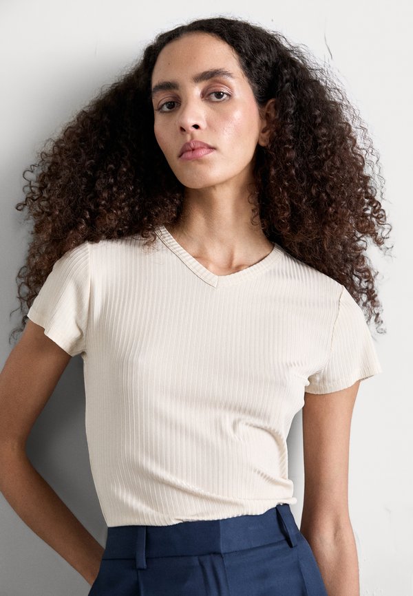 Filippa K HIGH V NECK TEE