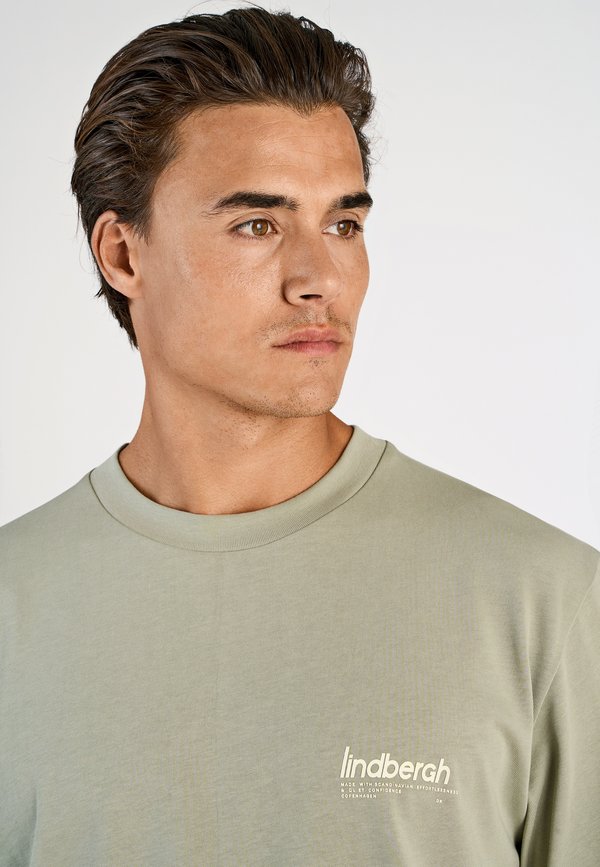Lindbergh BRAND CARRIER OVERSIZE TEE
