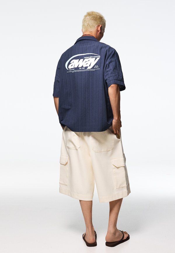 Bershka BOXY FIT PRINTED - T-SHIRT - Shirt - dark blue