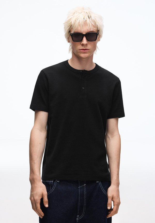 Bershka HENLEY COLLAR - Basic T-shirt - black