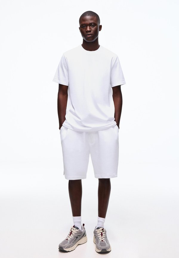 Bershka TSHIRT+BERMUDA SHORT - SET  02257111 - Tracksuit bottoms - white