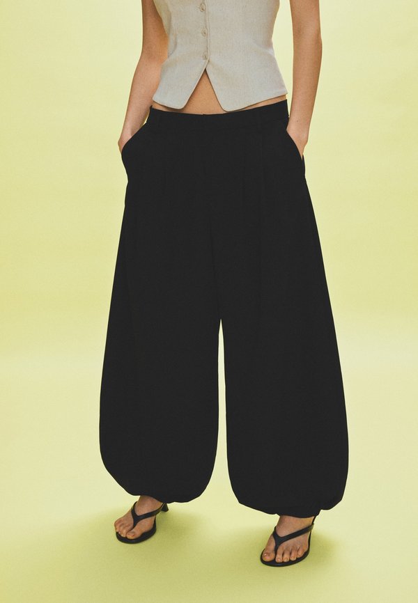 Bershka TROUSERS - Trousers - black