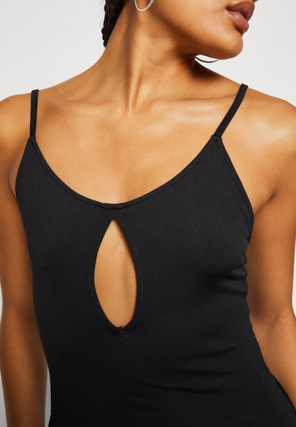 NA-KD FRONT CUT OUT DRESS