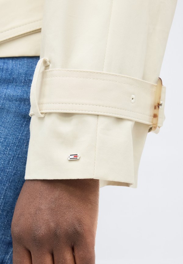 Tommy Hilfiger Curve CURVE WATER REPELLENT SHORT TRENCH JACKET
