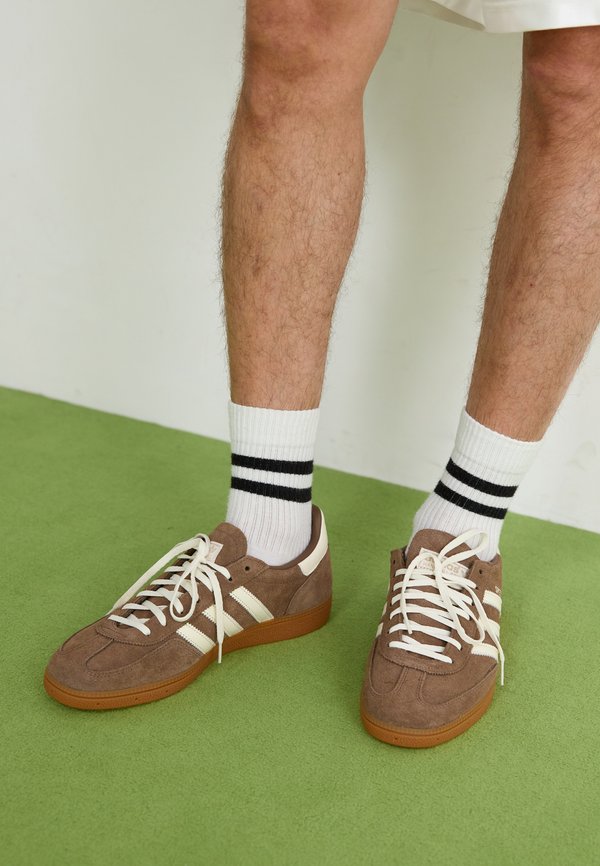 adidas Originals HANDBALL SPEZIAL - Trainers - earth strata/off white