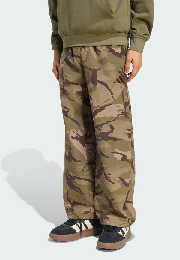 adidas Sportswear ADIDAS SPORTSWEAR SEASONAL ESSENTIALS CAMO WOVEN PARACHUTE PANTS - Tracksuit bottoms - multicolor   aurora coffee   olive strata   khaki six