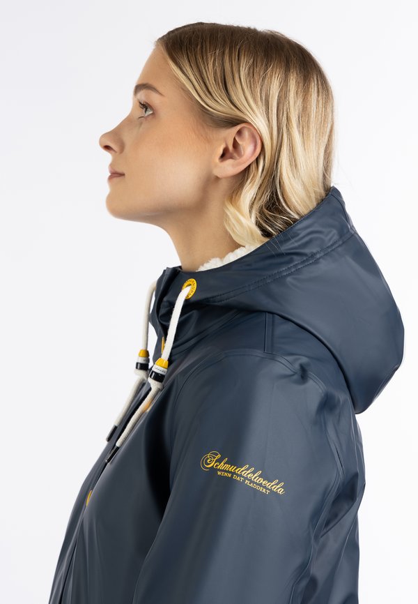 Schmuddelwedda SCHMUDDELWEDDA REGENJACKE MIT WEBPELZFUTTER IN TEDDYOPTIK KILATA