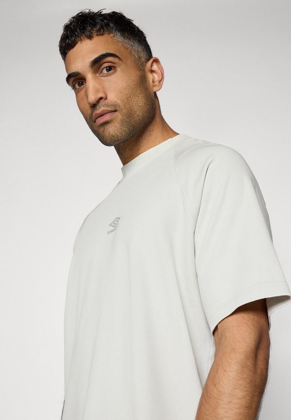 Umbro WASHED HIGH NECK BOXY TEE