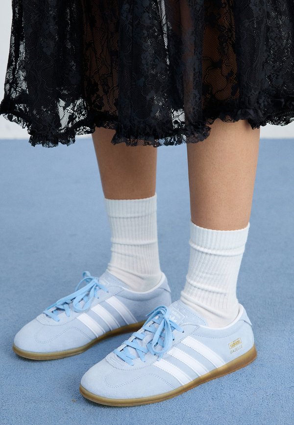 adidas Originals GAZELLE LO PRO W - Trainers - clear sky/white