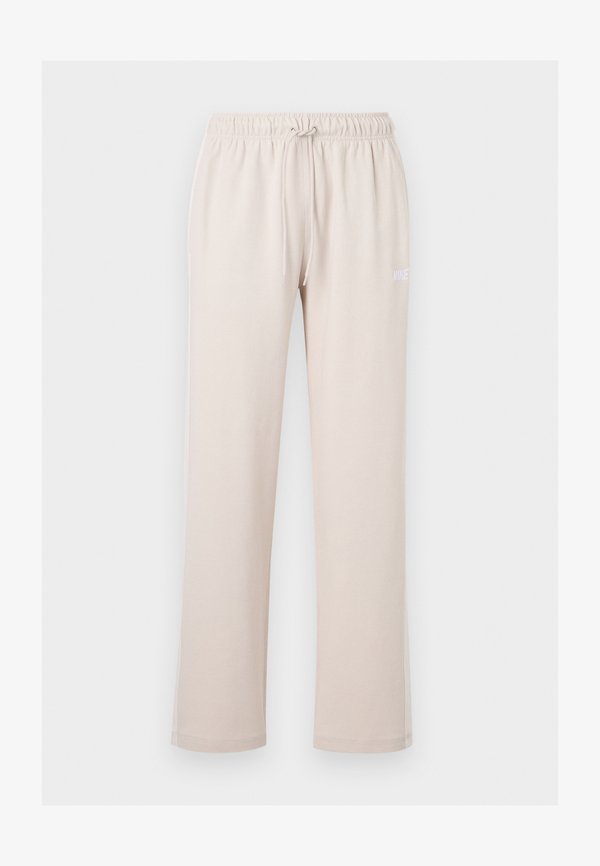 Nike Sportswear CLUB VARSITY PANT - Tracksuit bottoms - light orewood brown/phantom/white