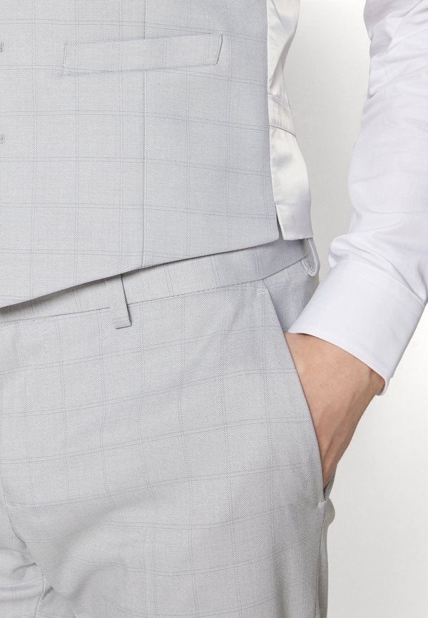 Isaac Dewhirst THE FASHION NOTCH SUIT SET