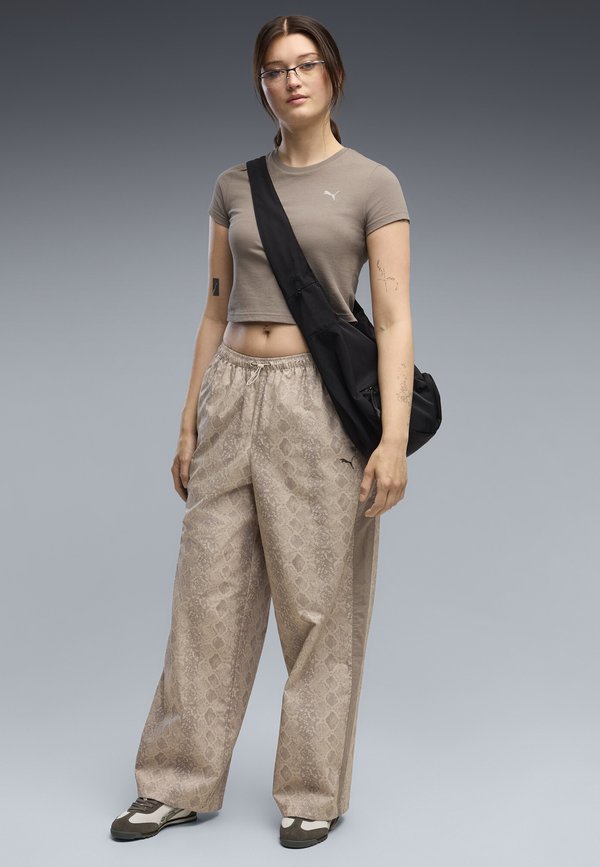 Puma T7 RELAXED SNAKE PRINT HOSE - Trousers - mouse gray