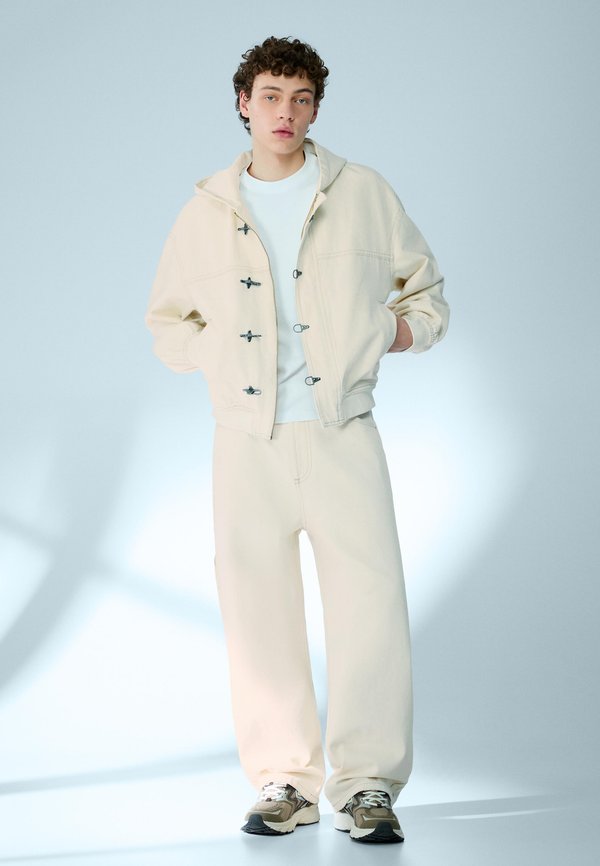 Bershka NEO BARREL CARPENTER - Relaxed fit jeans - beige
