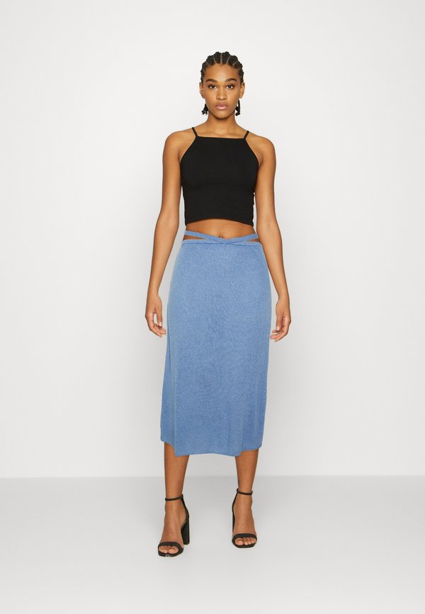 NA-KD ROMEE STRIJD DETAILED SKIRT
