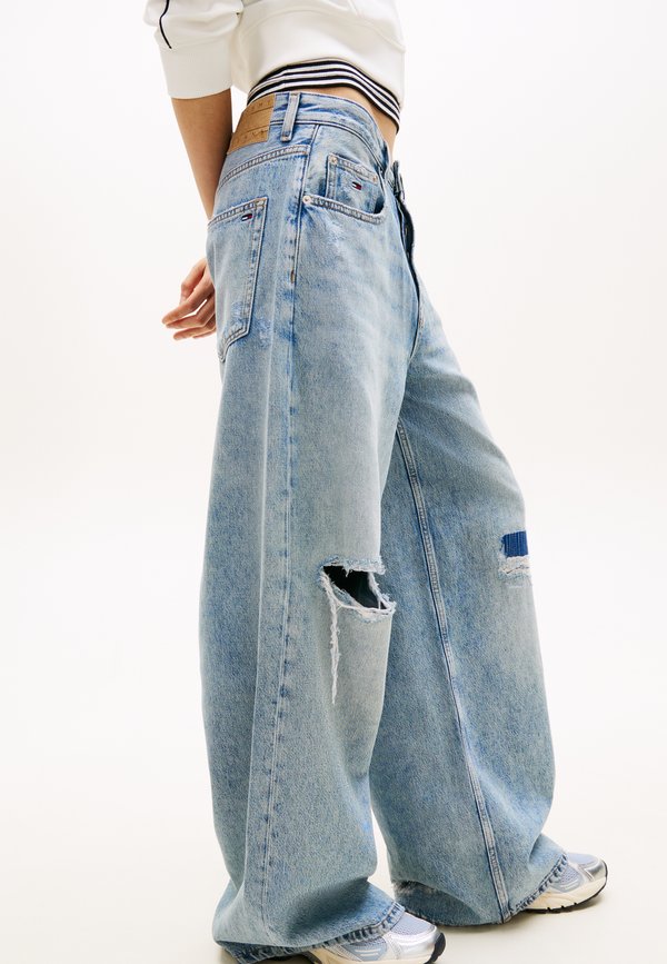 Tommy Jeans DISTRESSED MID RISE LOOSE JEANS