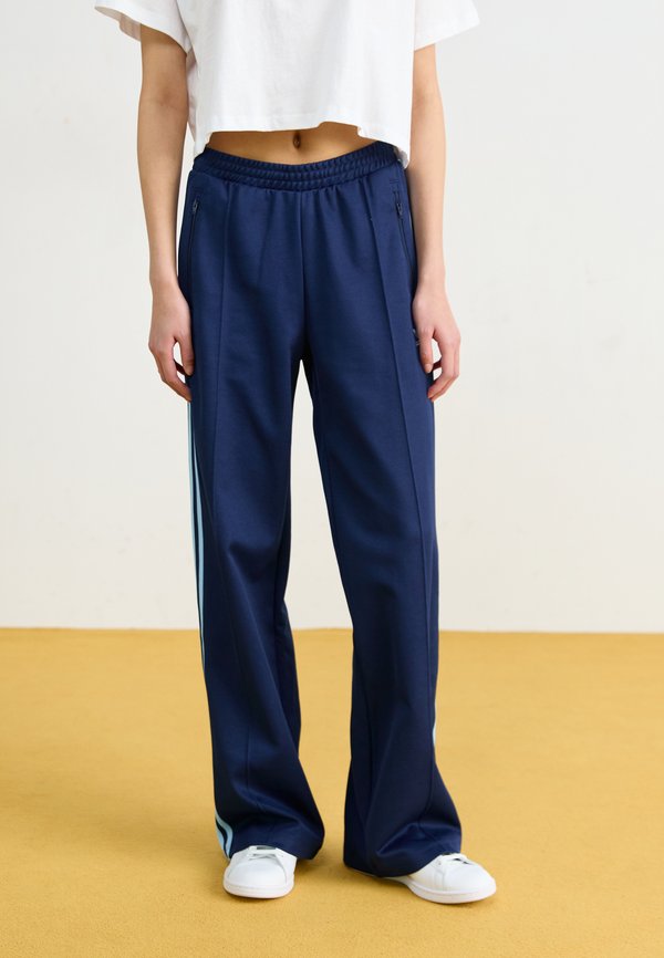adidas Originals CLASSIC - Tracksuit bottoms - night indigo/clear sky