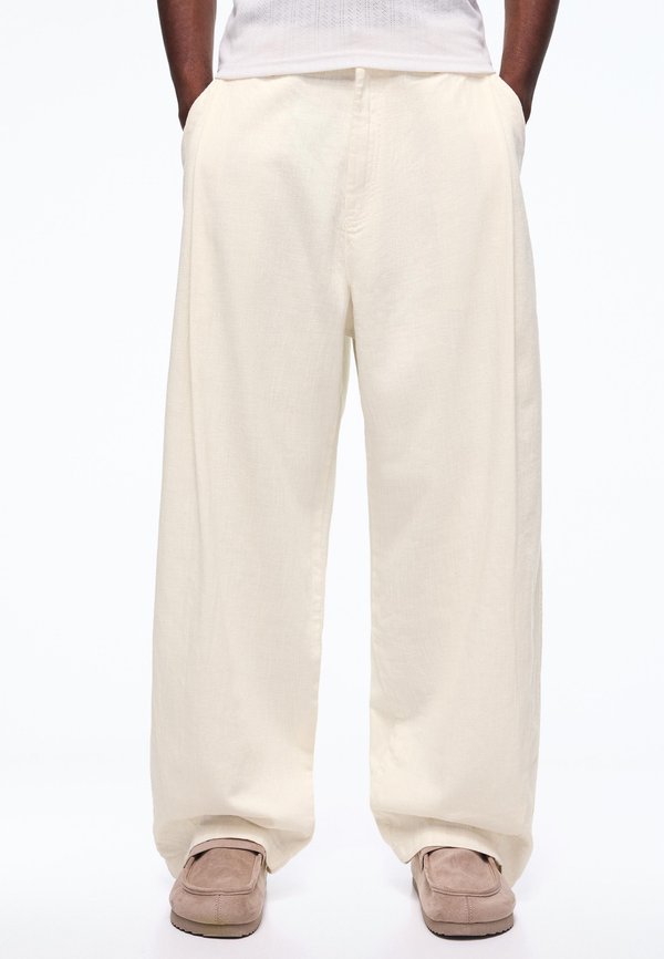 Bershka LINEN SUPER BAGGY - Trousers - white