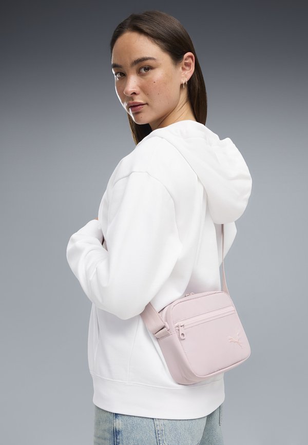 Puma HER 1,5 L UMHÄNGETASCHE - Cross body bag - misty pink