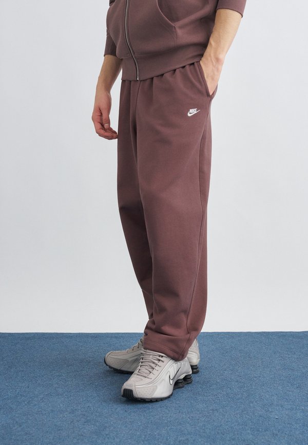 Nike Sportswear CLUB - Tracksuit bottoms - tattoo/white