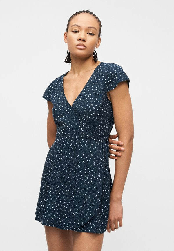 Hollister Co. WRAP