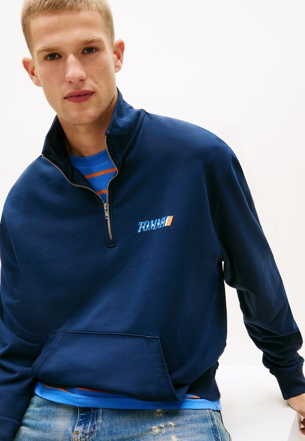 Tommy Jeans WASHED TERRY RELAXED HALF-ZIP JUMPER