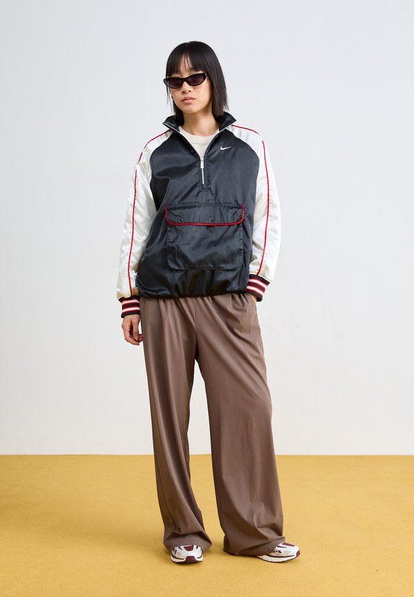 Nike Sportswear STREET