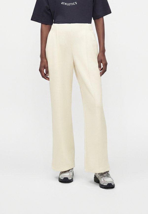 New Balance SPORT LEGACY - Tracksuit bottoms - angora