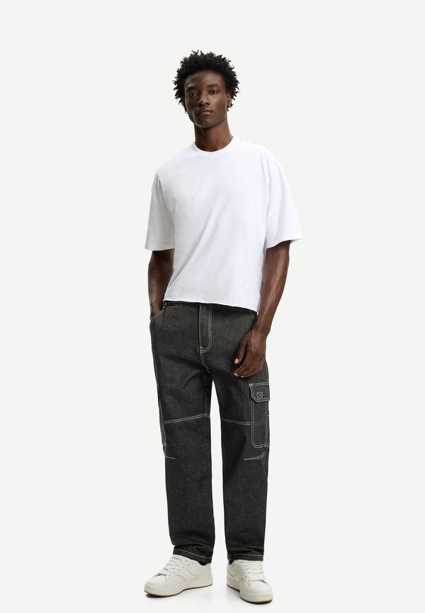 Bershka BAGGY CARGO - Loose Jeans - black